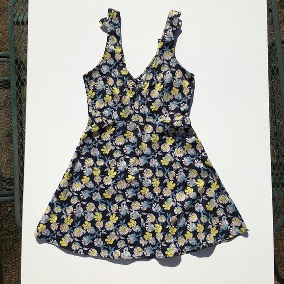 Forever 21 Floral Dress Size Medium - Picture 2 of 14